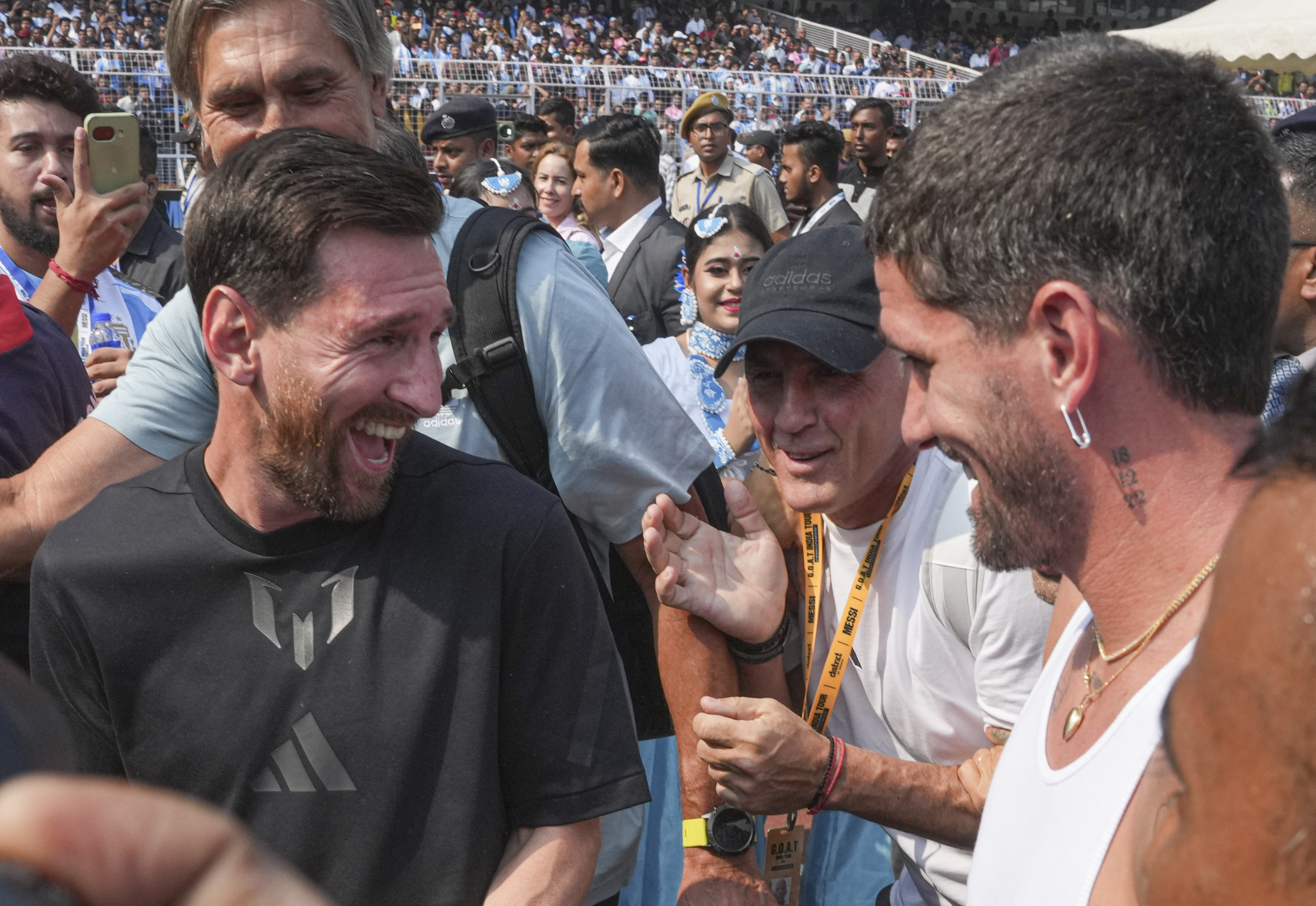 कोलकाता के स्टेडियम में साथी खिलाड़ी रोड्रिगो डी पॉल के साथ हंसी-मजाक करते लियोनल मेसी।