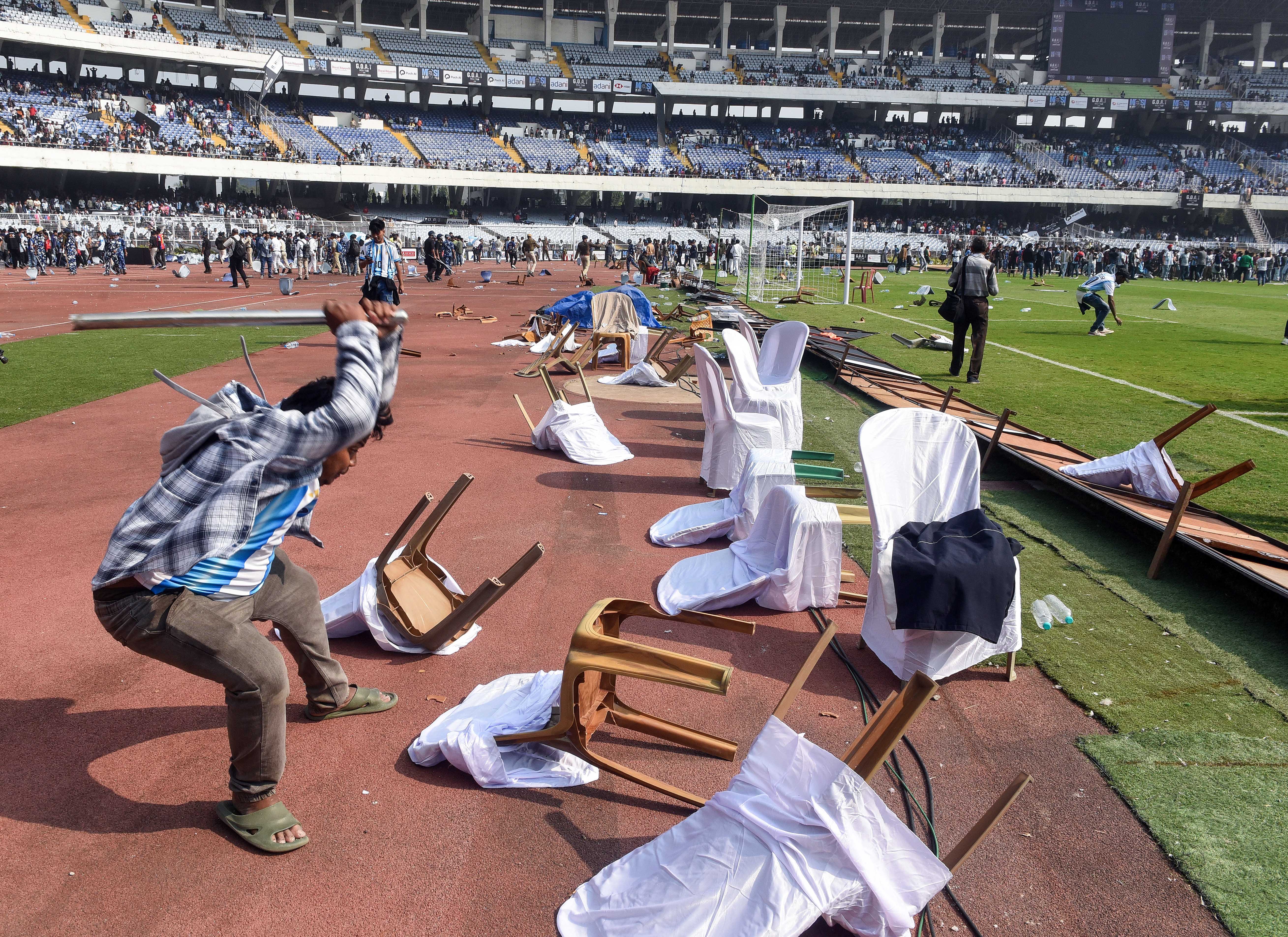 कोलकाता के स्टेडियम में घुंसकर कुर्सियां तोड़ते नाराज फैंस।