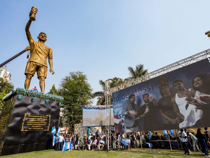 सुबह 10.50 बजे: सॉल्ट लेक स्टेडियम में मेसी ने अपनी 70 फीट ऊंची मूर्ति का वर्चुअल उद्घाटन किया।