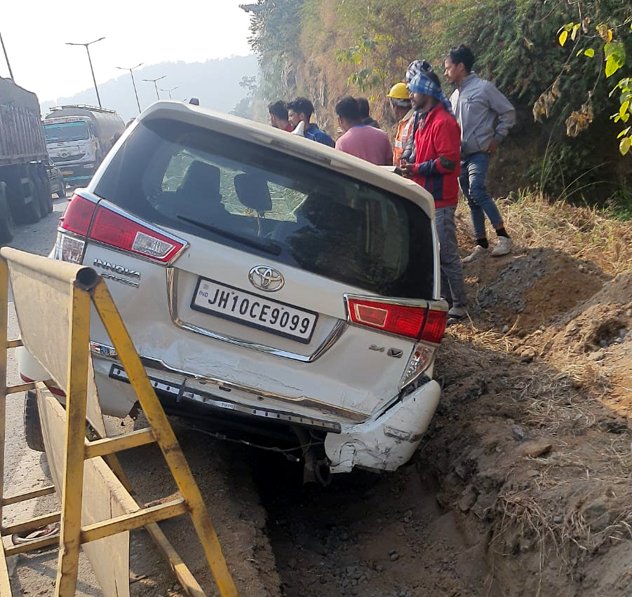 ट्रेलर का हुआ ब्रेक फेल, पांच गाड़ियों में मारी टक्कर:  रामगढ़ के चूटूपालू घाटी में हुआ हादसा, एक दर्जन से अधिक घायल – Ramgarh (Jharkhand) News