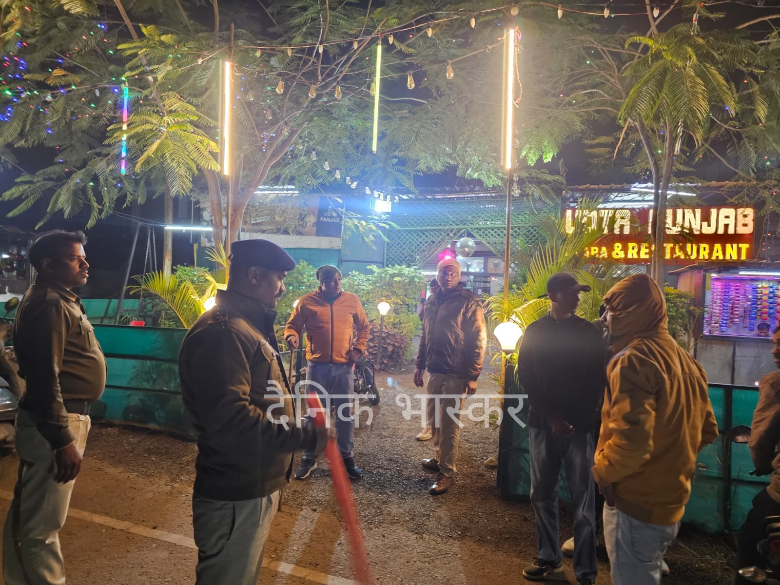 बायपास स्थित उड़ता पंजाब में शराब पीते मिले युवा