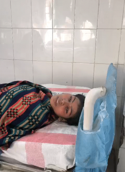 रश्मि खातून का कहलगांव के सरकारी अस्पताल में इलाज चल रहा है। रश्मि के कमर, पैर और हाथ में चोटें आई हैं।