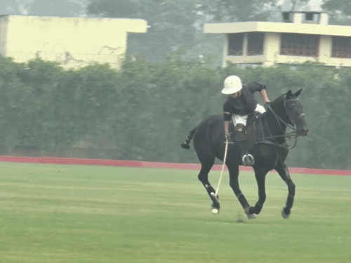 गोल करने के लिए आगे बढ़ता खिलाड़ी।