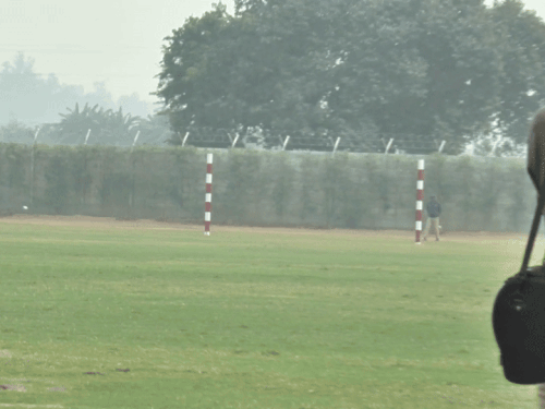 बॉल के साथ गोलपोस्ट की ओर बढ़ते सांसद नवीन जिंदल।