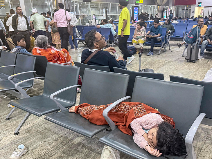 छत्रपति शिवाजी महाराज इंटरनेशनल एयरपोर्ट (मुंबई), 5 दिसंबर 2025- फ्लाइट्स रद्द होने की वजह से पैसेंजर्स ने एयरपोर्ट पर ही रात गुजारी।