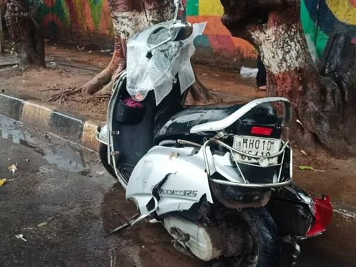 हादसे में पीड़ित दंपती इस स्कूटर से जा रहे थे।