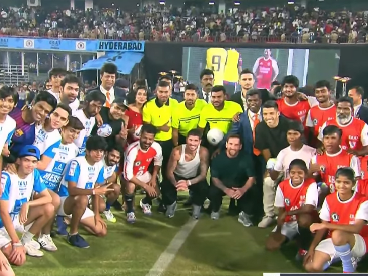 प्लेयर और स्टाफ के साथ फोटो क्लिक कराते लियोनल मेसी।