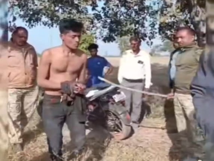 पुलिसकर्मियों ने भी युवक की पिटाई कर दी।