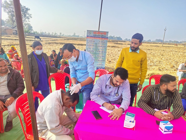 Doctors team treated injured villagers of Parsodhi in Surguja | परसोढ़ी में डॉक्टरों की टीम ने किया घायलों का इलाज: पुलिस से झड़प में हुए थे घायल, आदित्येश्वर बोले- माइनिंग से संस्कृति, सभ्यता को खतरा - Ambikapur (Surguja) News 1 चिकित्सकों ने किया घायल ग्रामीणों का इलाज