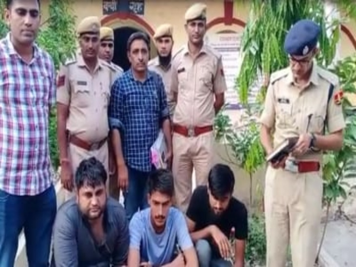 यह फोटो साल 2022 का है। जब कोटा की अनंतपुरा पुलिस ने रविंद्र कटेवा और उसके साथियों को गिरफ्तार किया था।