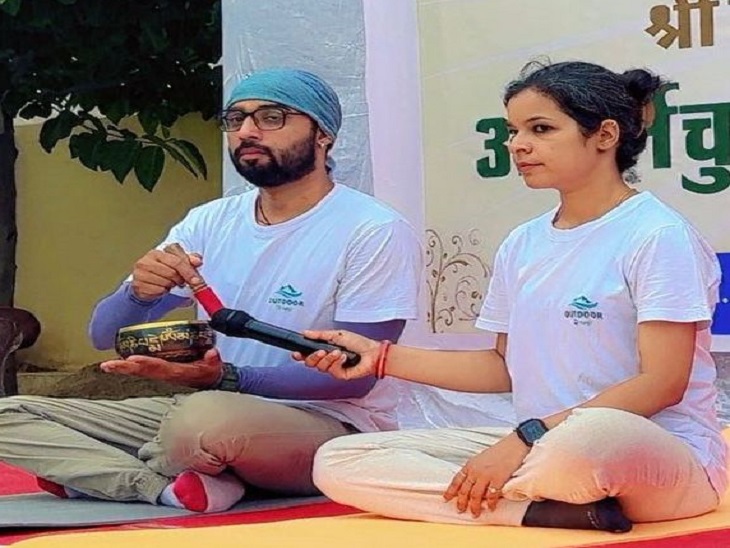 उदयपुर में अपने पति सुमित जैन के साथ प्रतिभा सिंह बैठी हुई है।
