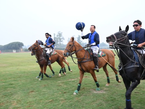 मैच जीतने के बाद हेलमेट उठाकर जश्न मनाते सांसद नवीन जिंदल।