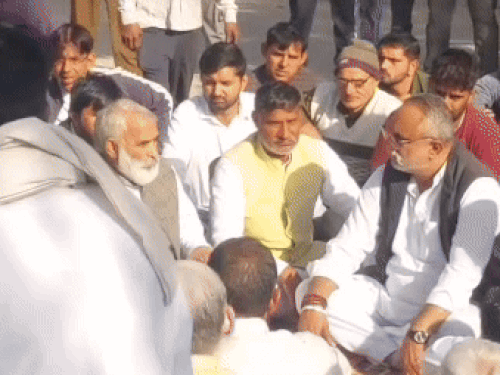 गांव हमायुंपुर में पंचायत के दौरान धनखड़ खाप के राष्ट्रीय अध्यक्ष रणबीर सिंह।