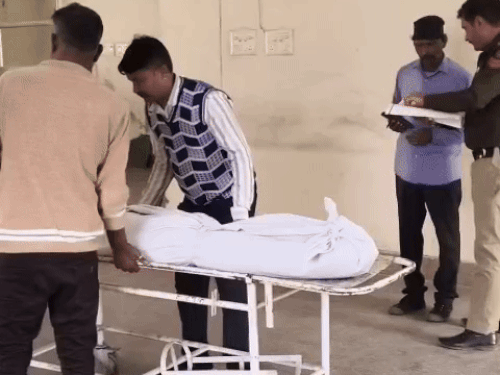 यमुनानगर के सिविल अस्पताल में शवगृह से अंतिम संस्कार के लिए युवती का सिरकटा शव ले जाते हुए।