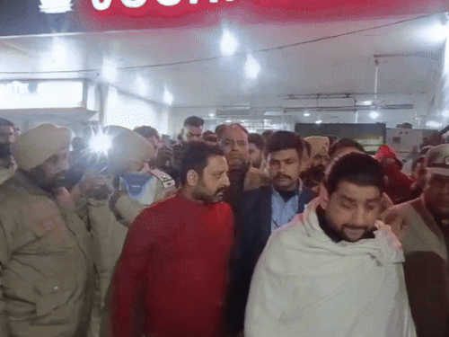 अस्पताल पहुंचे भाजपा नेता शीतल अंगुराल।