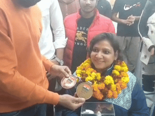 कविता पांचाल के मेडल दिखाते हुए कोच संदीप।