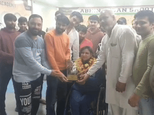 कविता पांचाल को सम्मानित करते हुए कोच संदीप व अन्य।