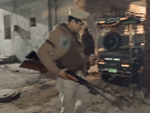 बरामद की गई दोनाली को कब्जे में लेती पुलिस।