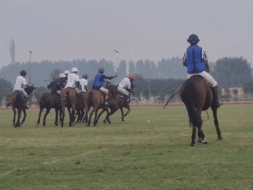 मैच के दौरान गोल करने का प्रयास करते दोनों टीमों के खिलाड़ी।