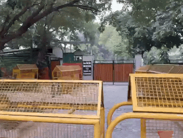 दिल्ली में 12 सफदरजंग रोड स्थित शिवराज के आवास के बाहर बैरिकेडिंग की गई।
