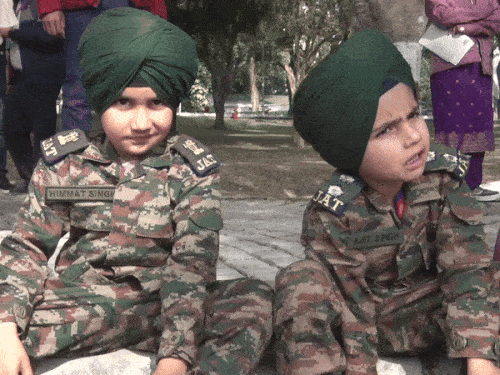 परेड में पहुंचे नन्हे सरदार हिम्मत सिंह और अजीत सिंह।