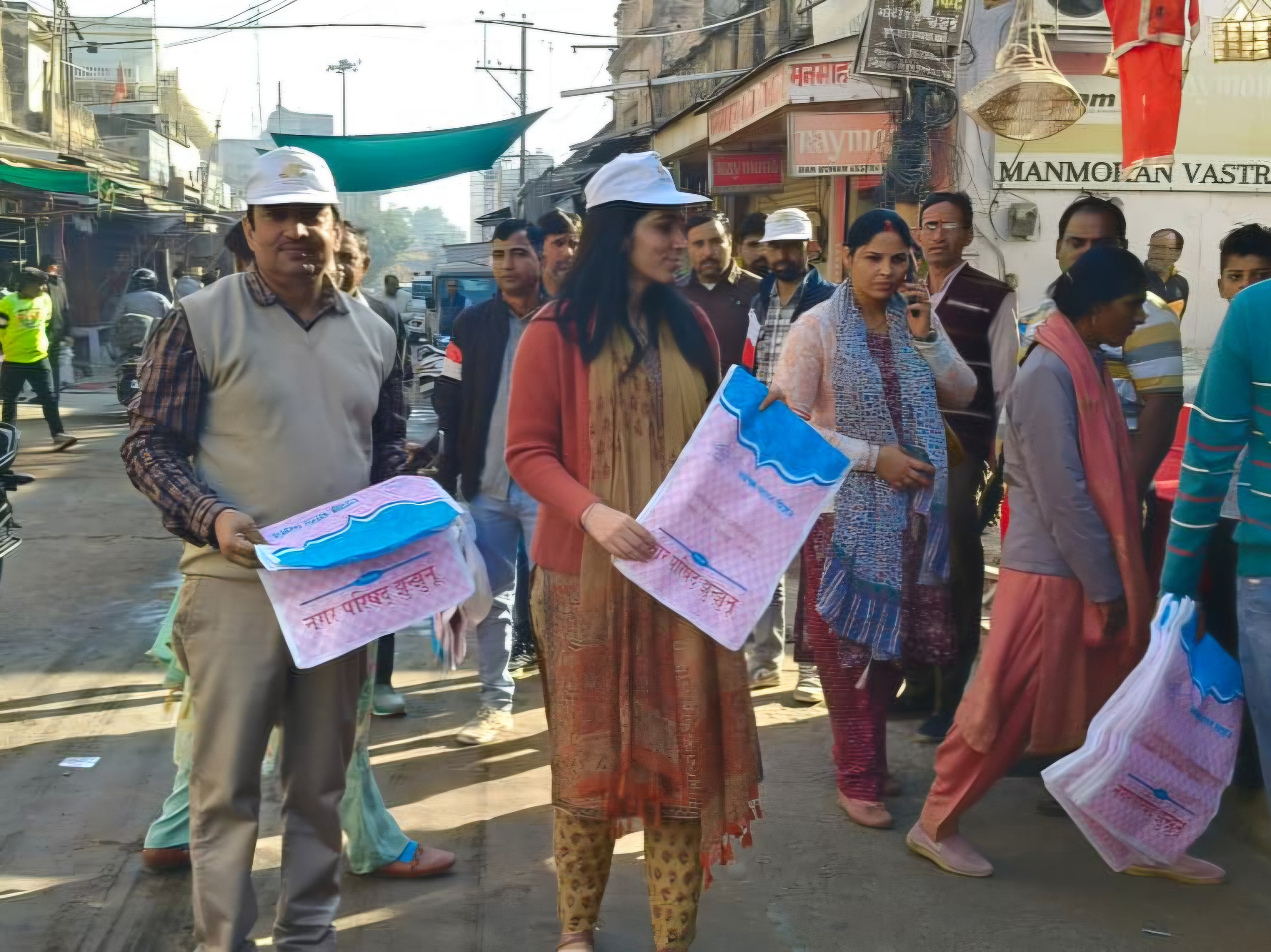 अधिकारियों ने प्लास्टिक के थैले भी वितरित किए।