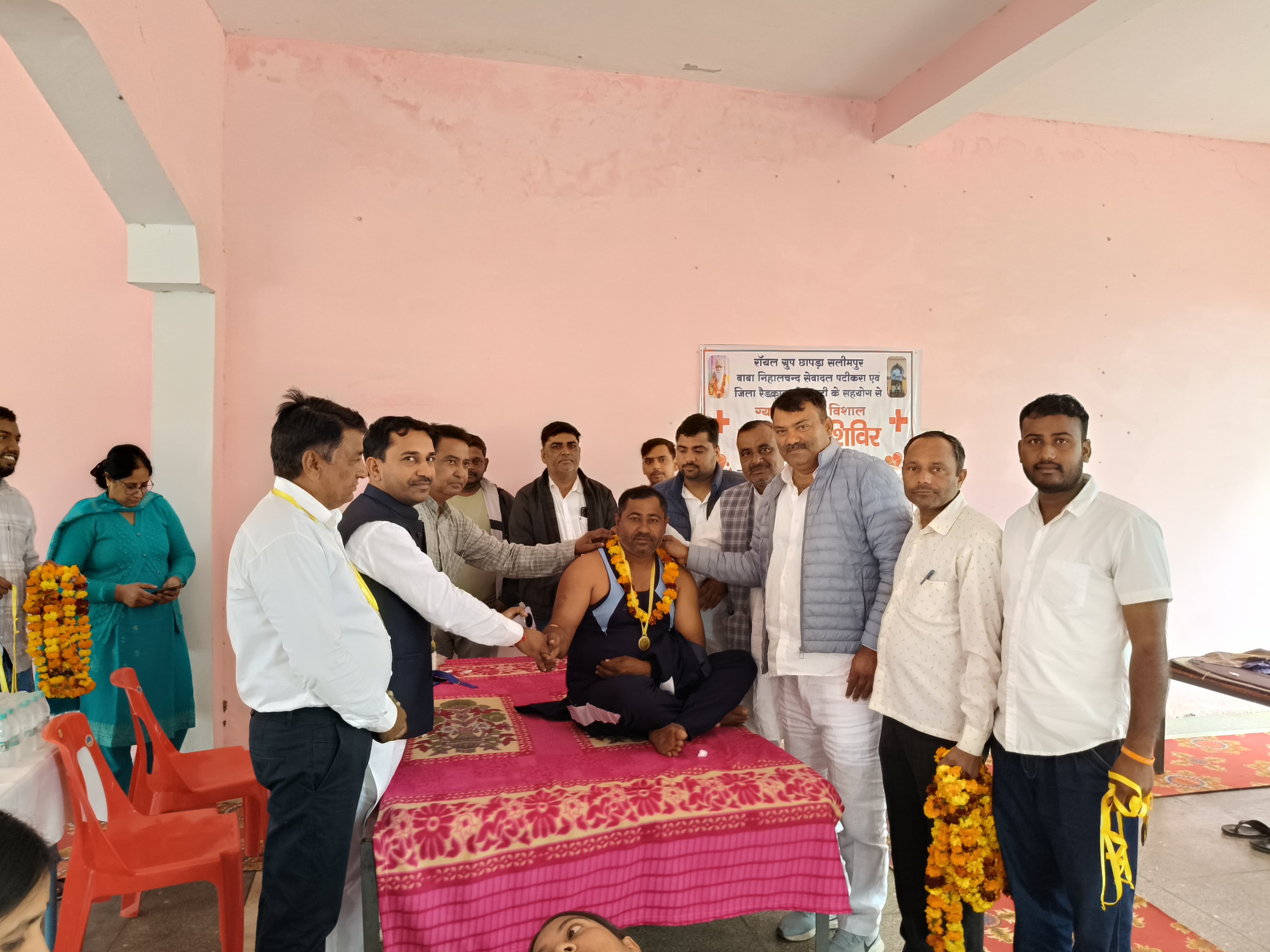 नारनौल में रक्तदाताओं का हौसला बढ़ाते हुए मुख्य अतिथि