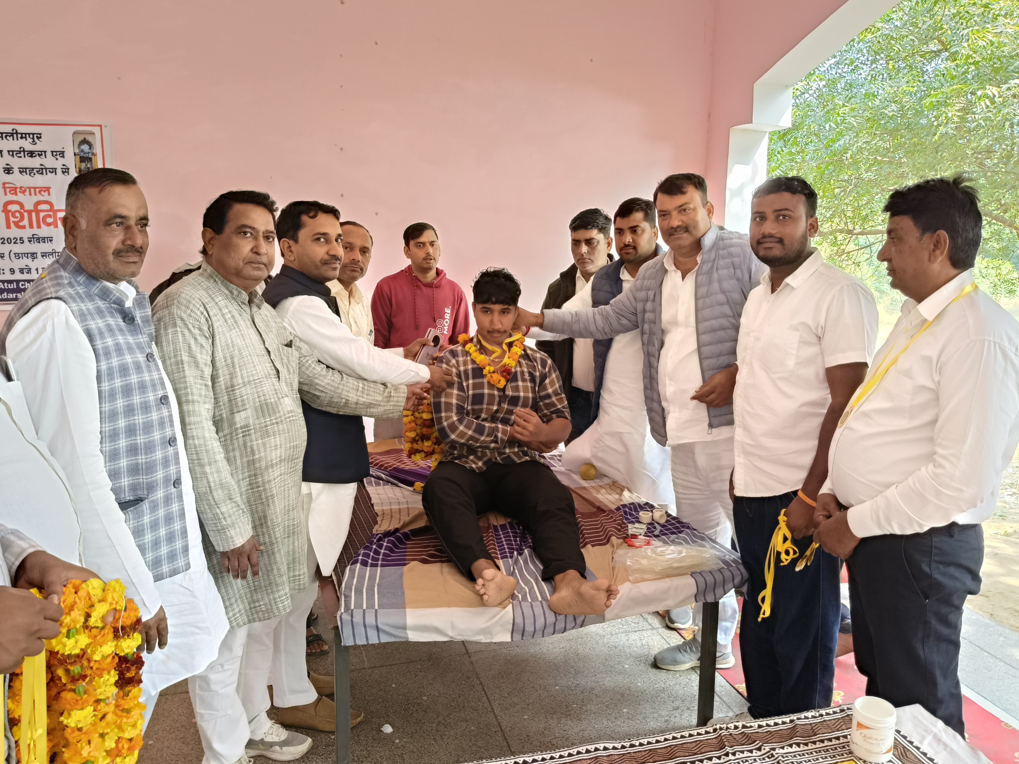 नारनौल में रक्तदाताओं का हौसला बढ़ाते हुए अतिथि
