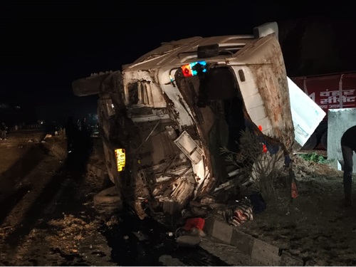 पुलिस अधिकारियों के अनुसार करीब दो घंटे तक हाईवे जाम रहा। एक्सीडेंट वाली सभी गाड़ियों को रात करीब 8 बजे तक सड़क से हटाने का काम चला।