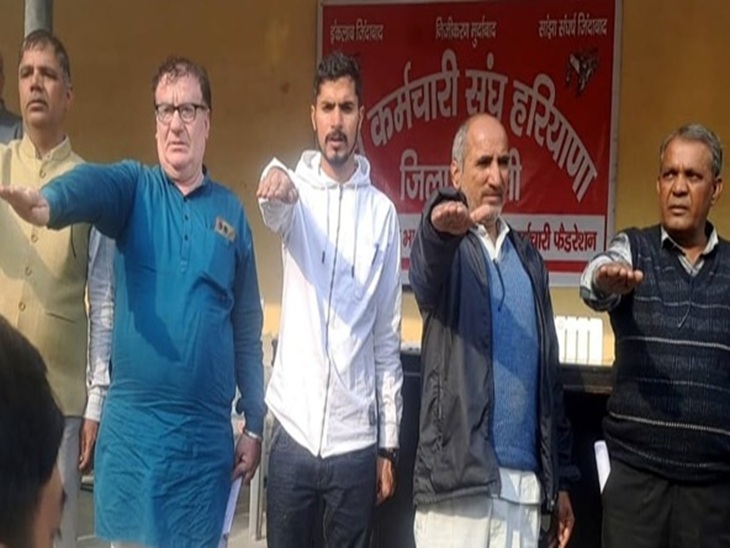 चुनाव होने के बाद शपथ लेते हुए पदाधिकारी