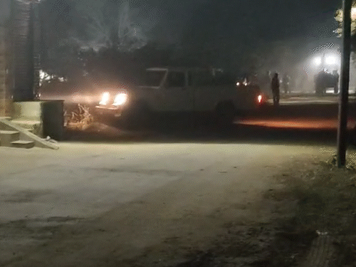 बदमाश जेसीबी, ट्रैक्टर ट्रॉली और पिकअप समेत अन्य गाड़ियां लेकर खेत पर पहुंचे।