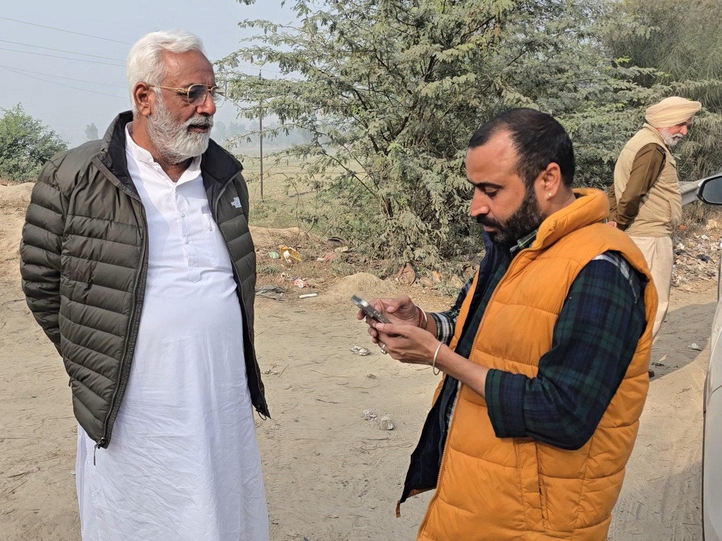 फाजिल्का में वोट डालने के बाद अपने समर्थक से बात करते पूर्व विधायक सुरजीत जियानी