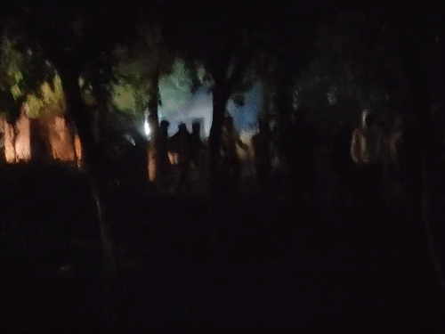 रात 2 बजे 100 से ज्यादा बदमाश लाठी डंडे लेकर मूलचंद के घर पर पहुंच गए।