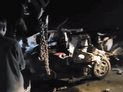 टक्कर इतनी जबरदस्त थी कि कार पूरी तरह से क्षतिग्रस्त हो गई।