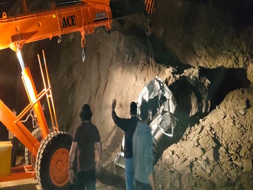 कई गाड़ियों को क्रेन की मदद से हाईवे से हटाया गया। फिलहाल मामले की जांच की जा रही है।