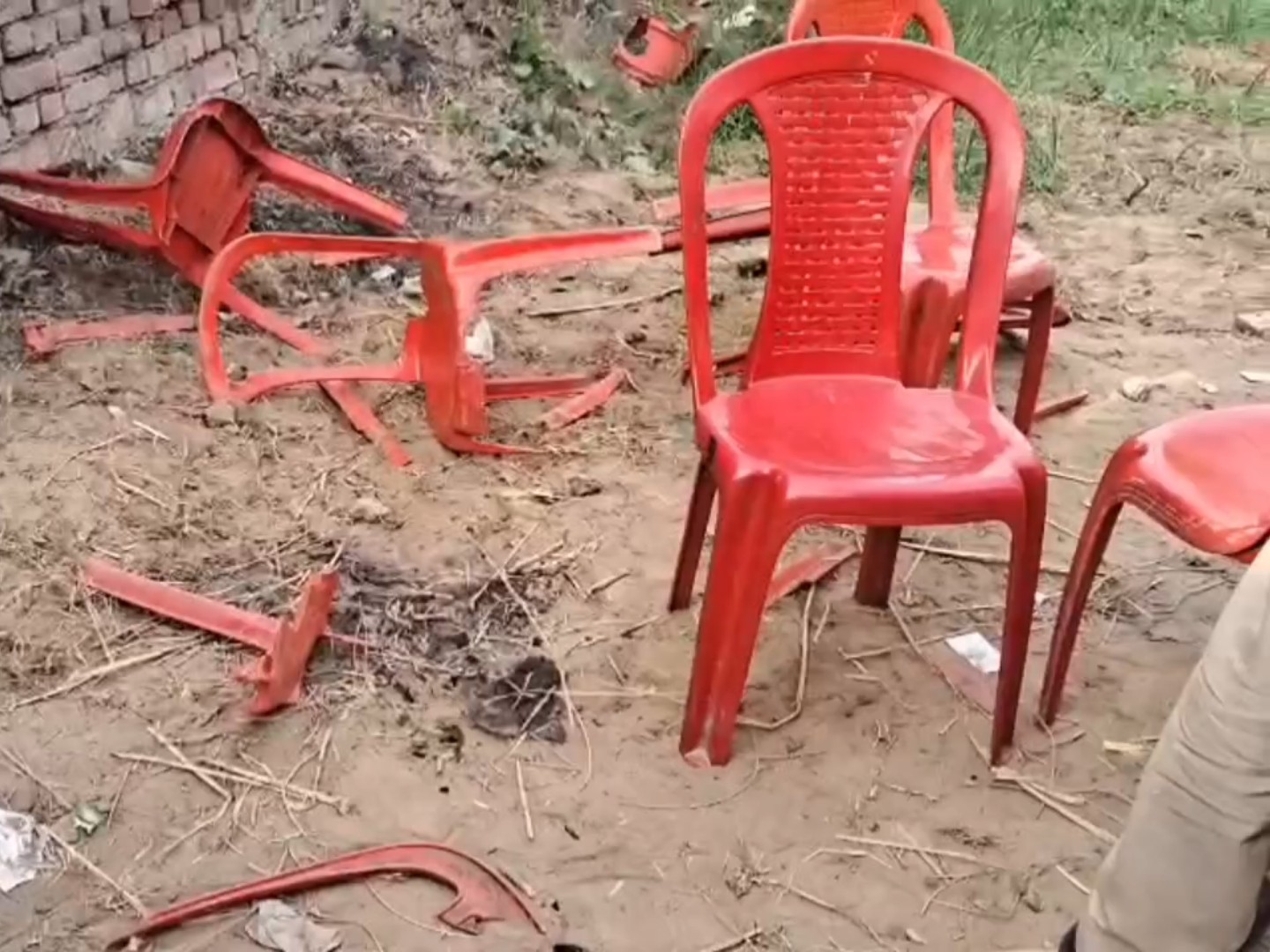 गुरदासपुर में आप-कांग्रेस कार्यकर्ता भिड़े:  पूर्व सरपंच सहित 3 घायल, तेजधार हथियारों से हमला, जमकर चलीं कुर्सियां – Gurdaspur News