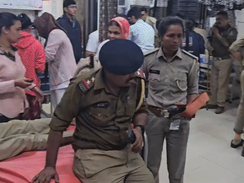 अंबाजी हॉस्पिटल में घायल पुलिस जवानों का प्राथमिक इलाज किया गया।