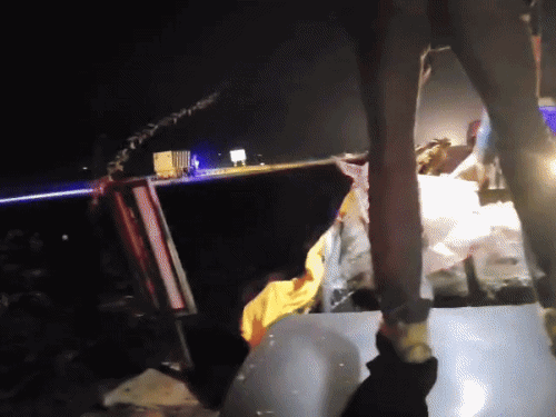 राहगीरों की मदद से कार में फंसे शवों को बाहर निकाला गया।