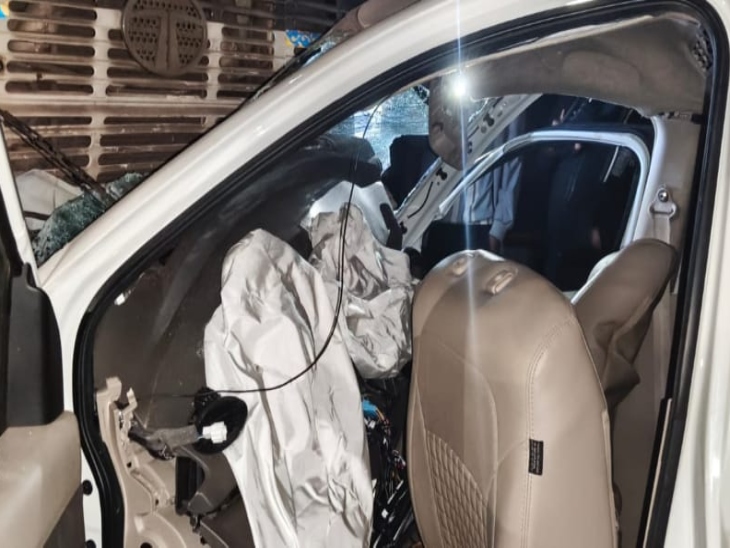 लौह अयस्क से भरे ट्रक ने कार को मारी टक्कर:  बालोद में दो युवकों की मौत, दो गंभीर; कार चालक को दरवाजा तोड़कर निकाला बाहर – Balod News