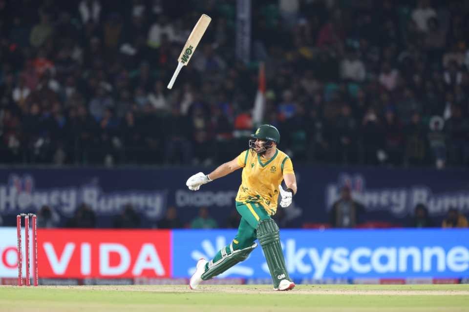 ड्राइव शॉट खेलने की कोशिश में मार्करम के हाथ से बैट छूट गया।