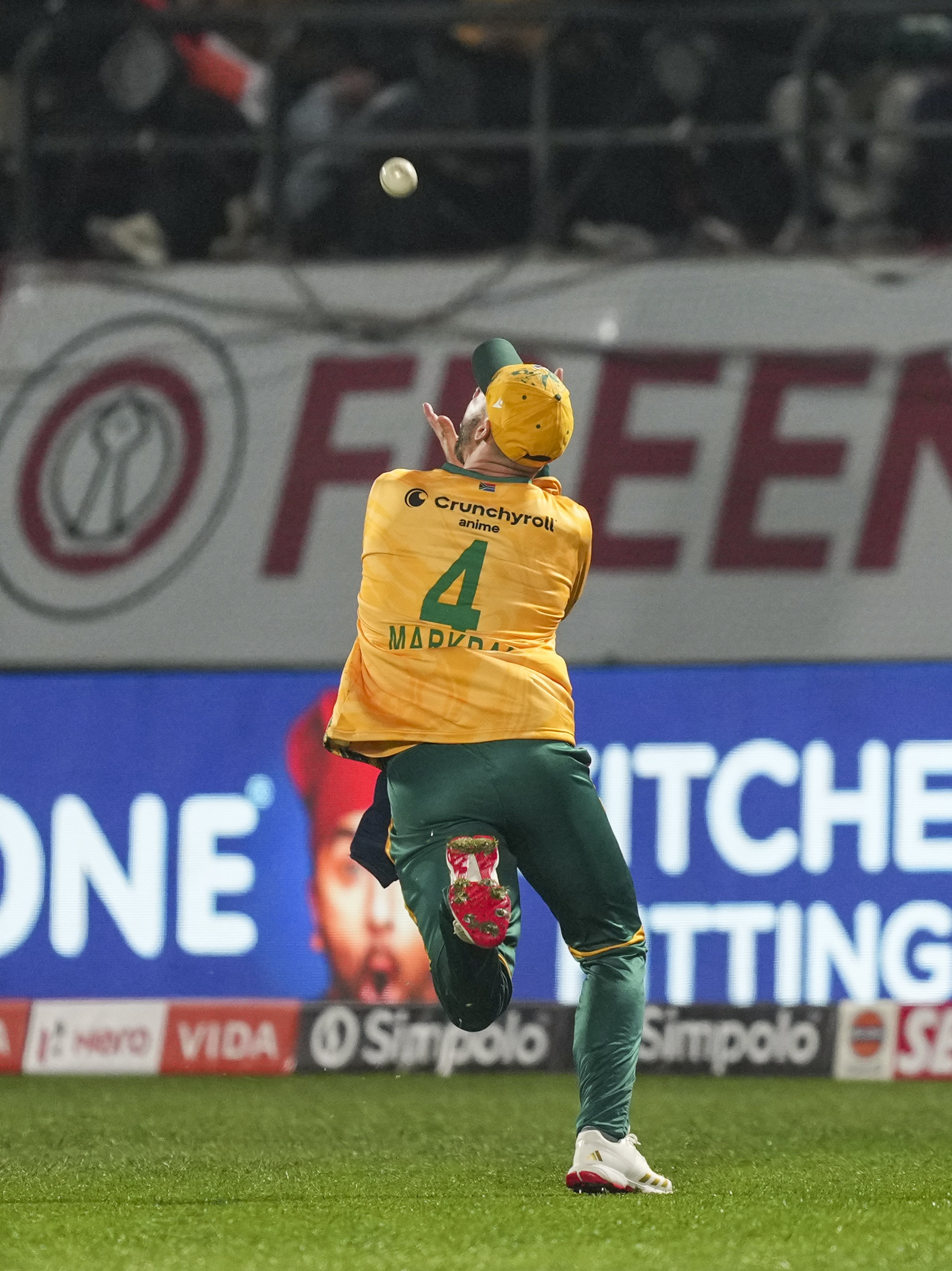 ऐडन मार्करम ने अभिषेक शर्मा का शानदार कैच पकड़ा।