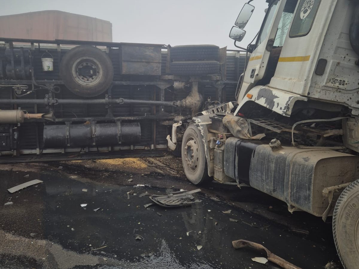 महम में कोहरे के कारण आपस में भिड़े वाहन।