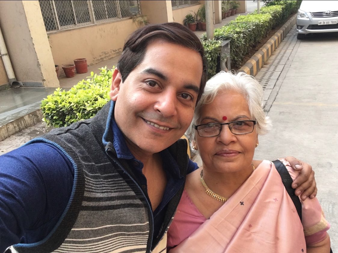 गौरव गेरा अपनी मां कोमल गेरा के साथ