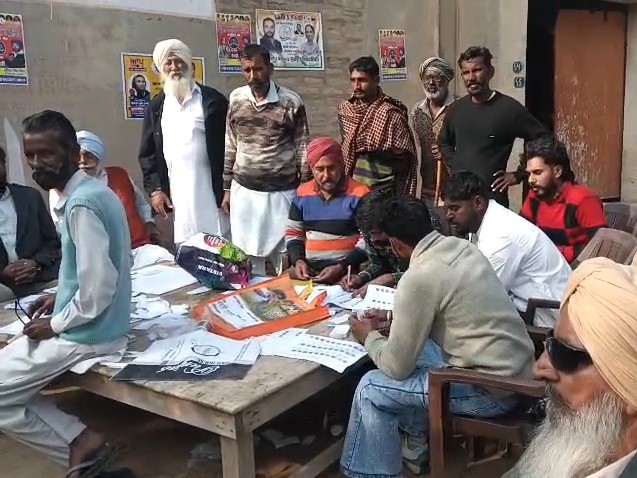 फाजिल्का में तीनों पार्टियों का एक ही पोलिंग बूथ:  कांग्रेस, AAP व अकाली दल ने मिलकर लगाया बूथ, वोटरों को दी पर्चियां – Fazilka News