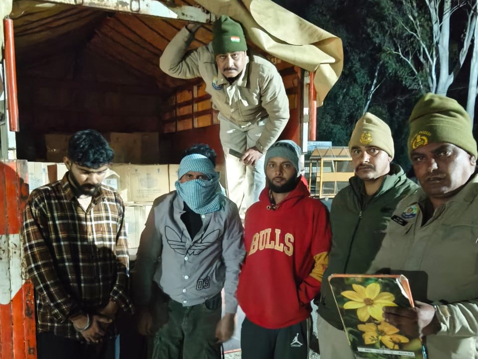 कांगड़ा में 105 पेटी शराब और 7 लीटर लाहण बरामद:  नशे के खिलाफ अभियान; चेकिंग के दौरान चार आरोपियों को पकड़ा – Dharamshala News