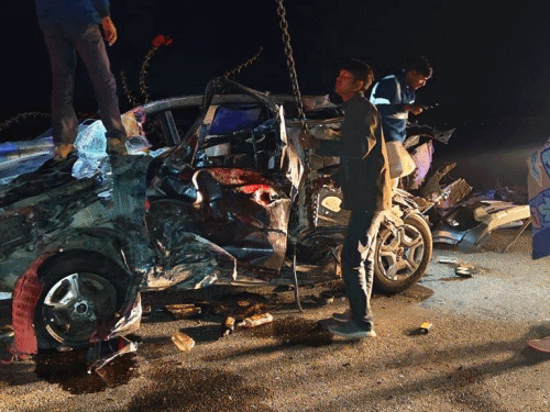 क्रेन की मदद से शवों को बाहर निकालने के बाद कार को सड़क से हटाया किया।