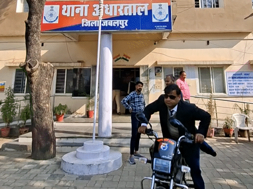 मामले की आधारताल थाने में शिकायत दर्ज कराई गई।