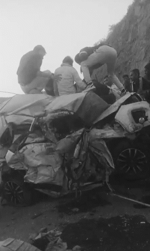 हादसे का शिकार गाड़ियों से निकालने के लिए लोग काफी देर तक उनके गेट और कांच तोड़ने की कोशिश करते रहे।