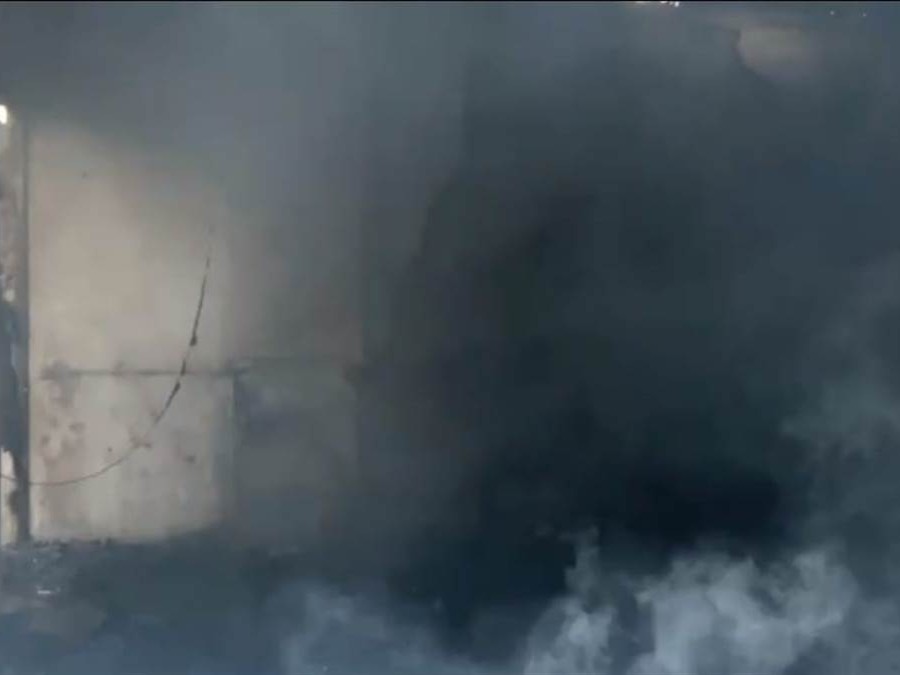 आग लगने के बाद उठता हुआ धुंआ।