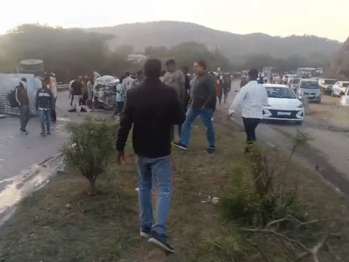 स्थानीय लोगों ने बताया कि ट्रेलर टकराने के बाद दूसरी लेन पर जाकर पलटा था। इसलिए सामने से आ रहीं गाड़ियां उससे टकरा गईं।